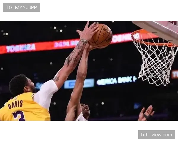 戴维斯低位单打主导内线，得分结构优于约基奇