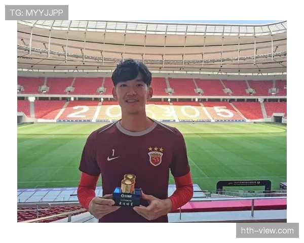 颜骏凌这扑救动作也太拼了吧，刚换的新车还没捂热就冲进泥坑里了